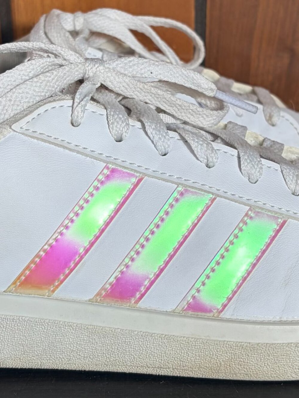 Adidas Grand Court 2.0 White w/ Iridescent Pink Stripes Womens Sz 8.5 Mens 6.5 - Picture 2 of 9